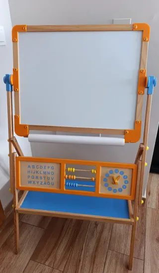 Pizarra infantil de madera con accesorios