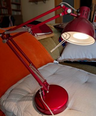 Lámpara flexo de escritorio de color rojo