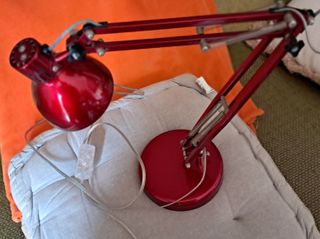 Lámpara flexo de escritorio de color rojo