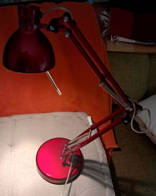 Lámpara flexo de escritorio de color rojo