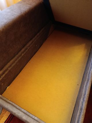 Sofá de tela gris impecable