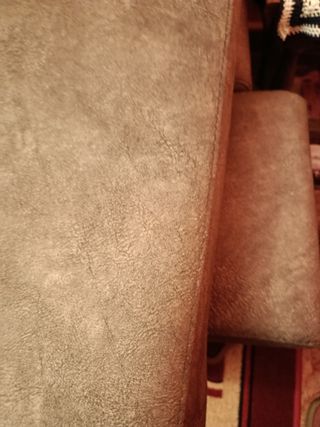 Sofá de tela gris impecable