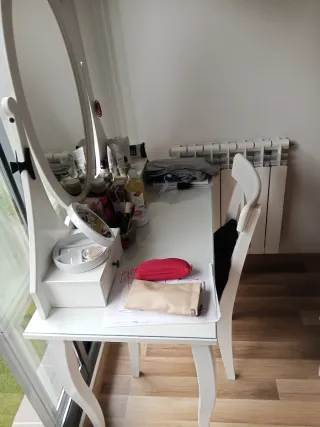 Tocador Ikea con silla madera blanca