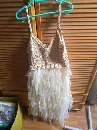 Vestido concuerpo de ganchillo y falda de tul