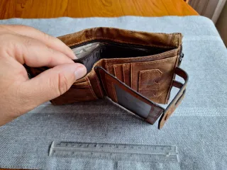 Cartera de piel marrón