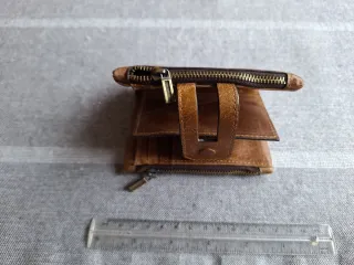 Cartera de piel marrón