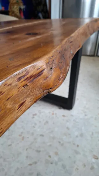 Mesa de madera natural con patas negras