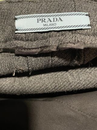 Pantalón de vestir PRADA gris elegante