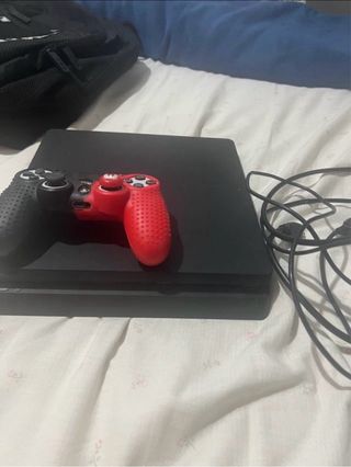 PS4 (PlayStation 4) Negra con Mando Rojo