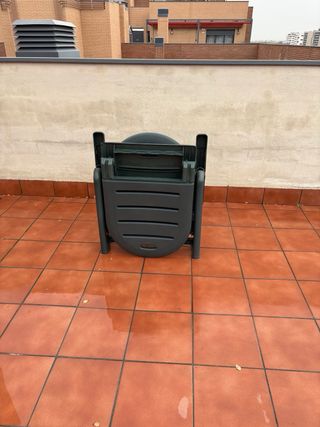 Tumbona de playa de plástico verde