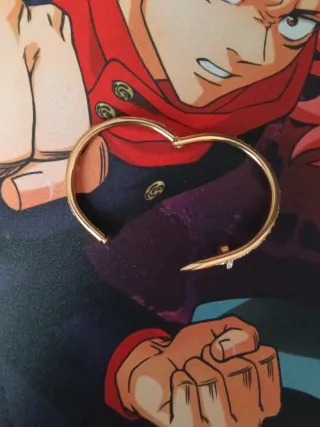 Pulsera dorada con detalles brillantes