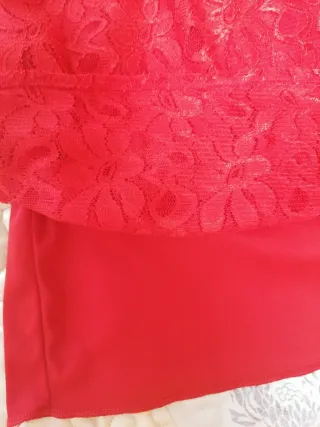 Blusa de encaje rojo con forrado