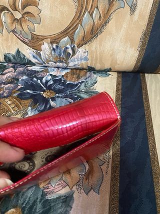 Cartera de piel beige y roja