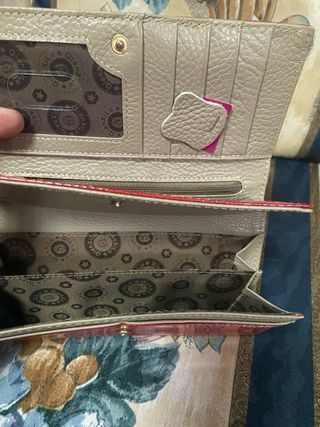 Cartera de piel beige y roja