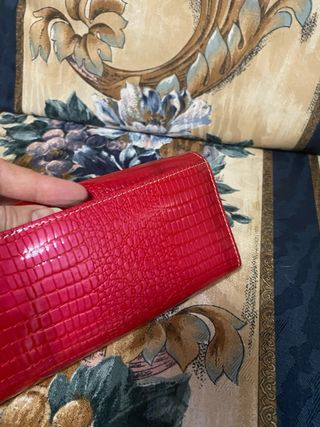 Cartera de piel beige y roja