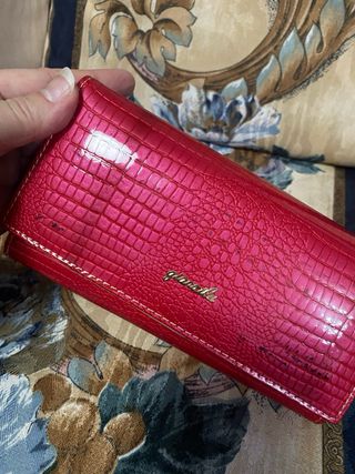 Cartera de piel beige y roja