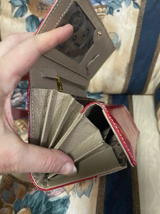 Cartera de piel beige y roja