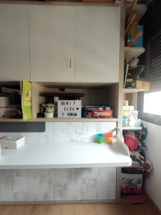 Dormitorio juvenil cama abatible y escritorio