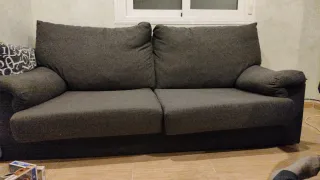 Sofá de tela gris y negro