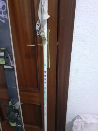 Conjunto skis/esquís Rossignol y par de bastones.