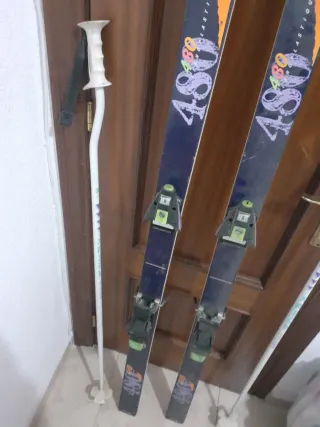 Conjunto skis/esquís Rossignol y par de bastones.