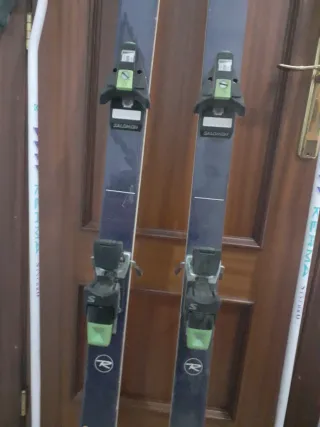 Conjunto skis/esquís Rossignol y par de bastones.
