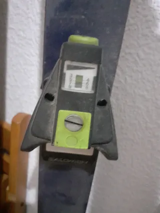 Conjunto skis/esquís Rossignol y par de bastones.