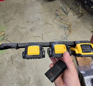 DEWALT 18V – 1 Soporte para 4 baterías