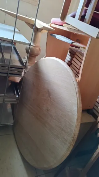 Mesa redonda de madera de pino