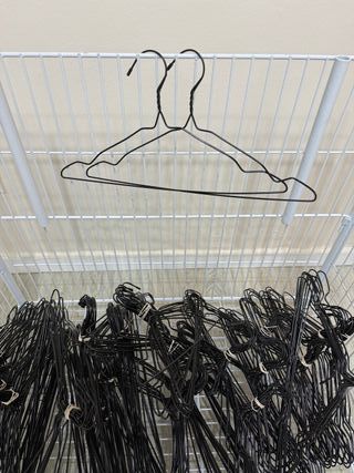 Perchas de metal negras