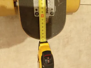 Longboard con ruedas amarillas