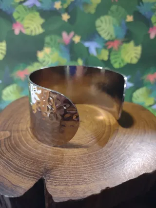 Brazalete ancho martillado