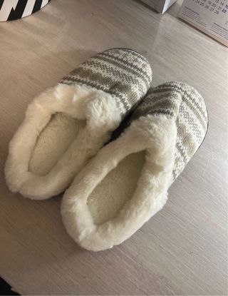 Zapatillas de estar por casa beige y grises