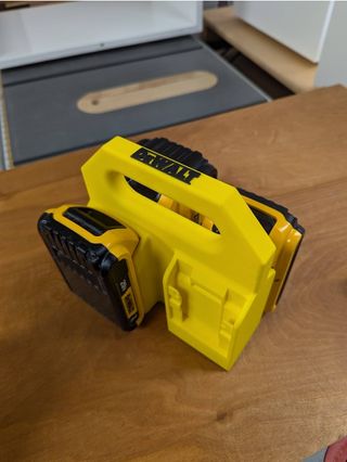 Soporte Porta 4 Baterías DeWALT 18V