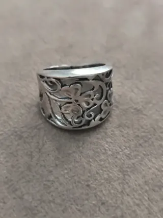 Anillo de plata con diseño floral