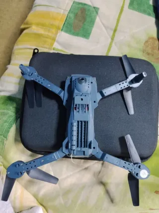 Dron con cámara gris