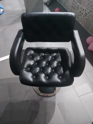 Sillón taburete negro con base cromada