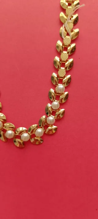 Collar dorado con perlas