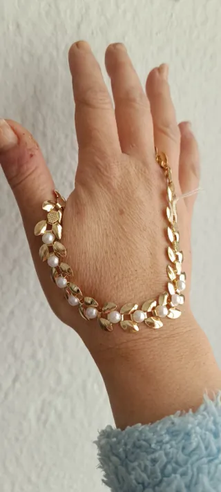 Collar dorado con perlas