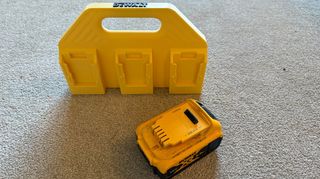 Soporte Porta 6 Baterías DeWALT 18V