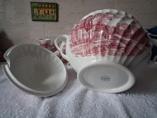 Sopera de porcelana con diseño floral