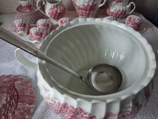 Sopera de porcelana con diseño floral