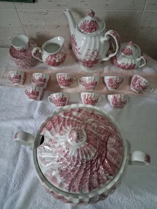 Sopera de porcelana con diseño floral