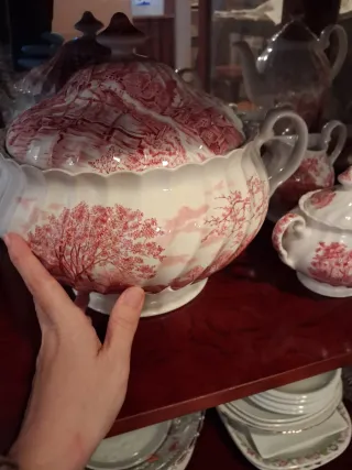 Sopera de porcelana con diseño floral