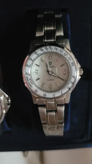 Pareja de relojes plateados hombre y mujer