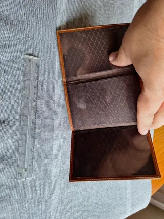 Cartera de piel marrón con logo