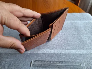 Cartera de piel marrón con logo