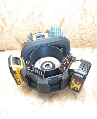 Soporte Porta 8 Baterías DeWALT 18V