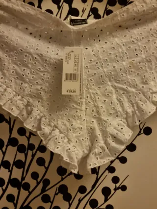 Pantaloncini bianchi con volant