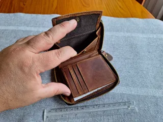 Cartera de piel marrón con cremallera